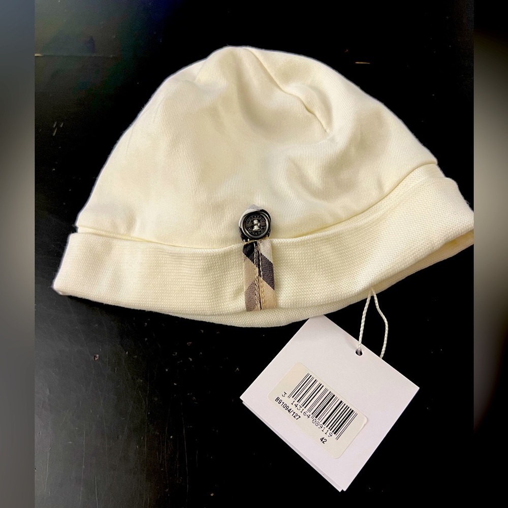 Burberry infant cap Size 42-NEW